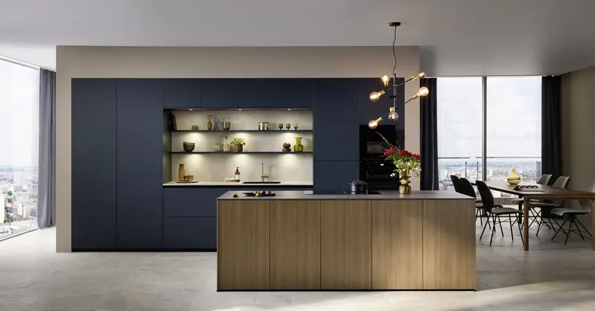 dunkle Küche mit Tieren